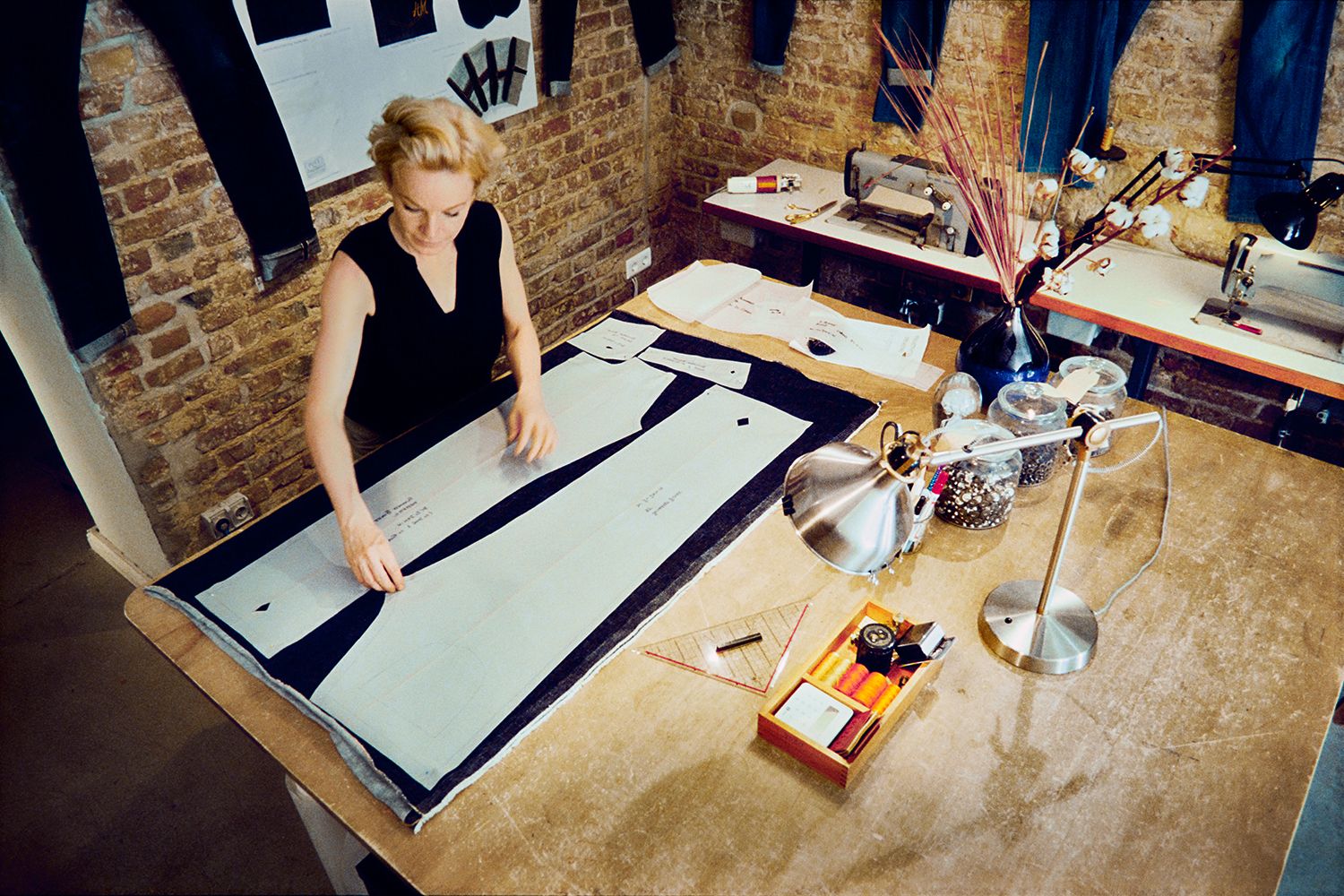  Nahaufnahme, ein Knopf wird angenäht